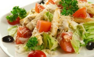 салат с нарезанной курицей