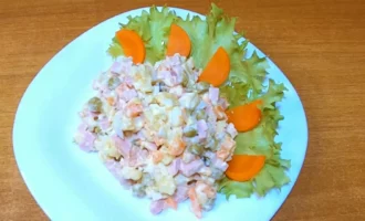 Салат из плавленого сыра и колбасы