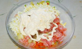 Посолить и поперчить, добавить майонез.