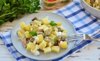 Салат из шампиньонов с кукурузой
