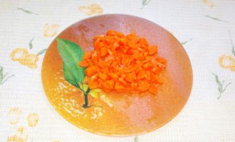 Морковь нарезать кубиками.