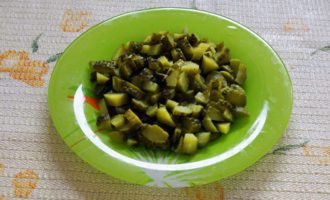 Нарезать небольшими кубиками огурец.