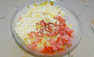 Все ингредиенты сложить в салатник, перемешать