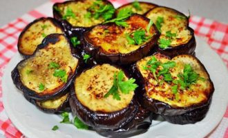 Нарежьте баклажан кружочками.
