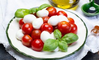Салат дачный быстрый капрезе