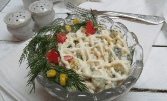 Салат из консервированного лосося и яиц с рисом