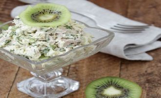 Салат экзотика с киви и курицей
