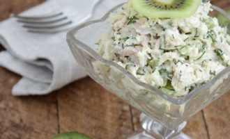 Салат экзотика с киви и курицей