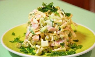 Салат с ветчиной и сладким перцем