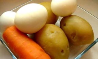 картофель, яйца и морковь сварить
