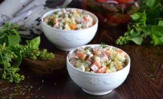 Салат с колбасой и белокочанной капустой