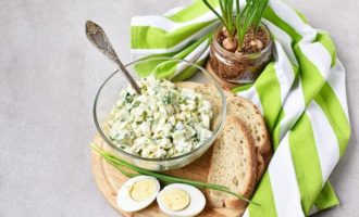 Салат из зеленого лука с ветчиной