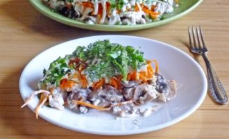 Салат из филе цыпленка с грибами и сыром