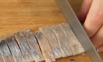 Филе сельди нарезать небольшими кусочками