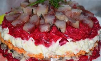 Рисовый салат с сельдью