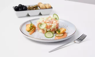 салат с копченой форелью