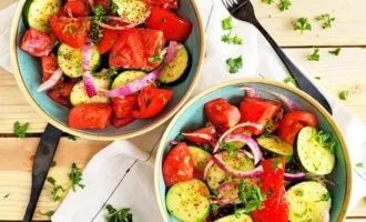 Салат из маринованных огурцов и томатов