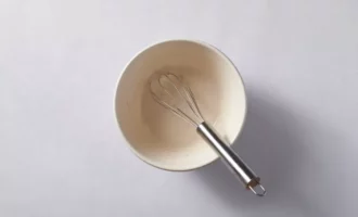 В маленькой миске взбейте йогурт с анчоусами, чесноком, лимонным соком и вустерширским соусом.