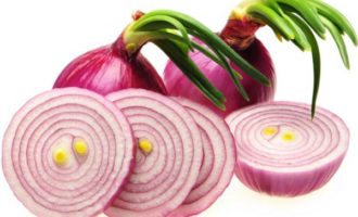 лук красный нарезанный полукольцами