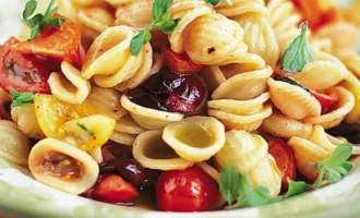 Салат из Макарон с сыром и томатным соусом