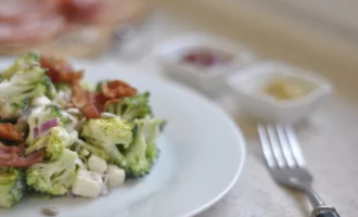 брокколи с беконом