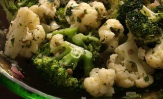 Салат из брокколи и цветной капусты