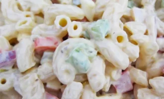 салат с макаронами и огурцами