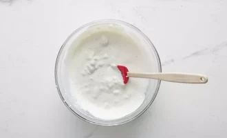 Смешайте сметану, майонез, уксус, сахар и чесночный порошок