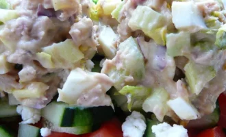 Салат из тунца с яйцами и маринованными огурцами