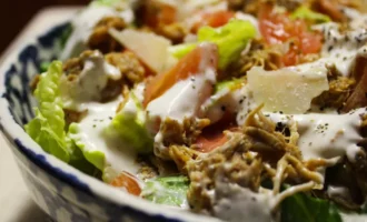 Салат Цезарь с курицей по-каджунски