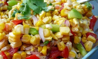 салат из кукурузы
