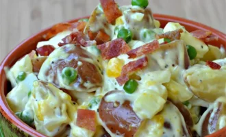 Картофельный салат с беконом и яйцами