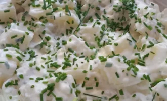Картофельный салат с зеленым луком