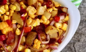 салат из кукурузы и бекона