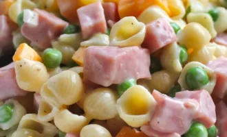 Салат из ветчины и ракушек