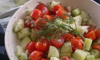 салат из огурцов и помидоров