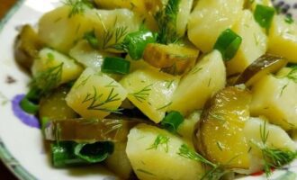 Салат из соленых огурцов и картофеля