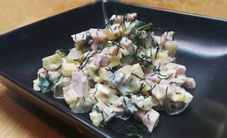 Салат с солеными огурцами, ветчиной и сыром