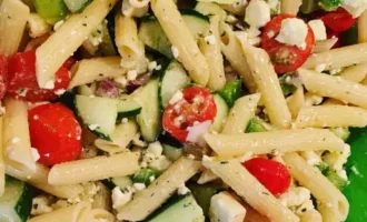 греческий салат с макаронами