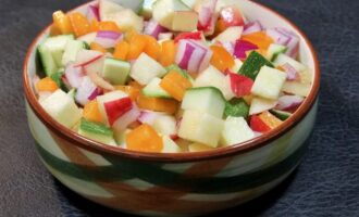 Салат из яблок и кабачков