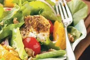 Салаты с козьим сыром в фисташковой корочке