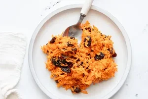 Салат из моркови и изюма