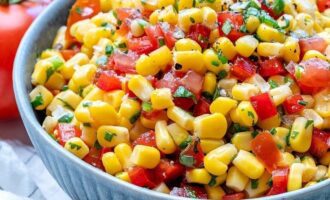 салат из помидор с кукурузой