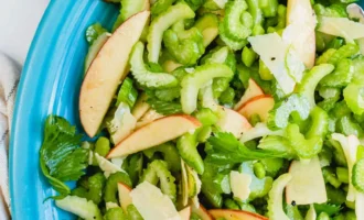 Салат из сельдерея с яблоками