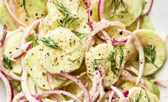 Салат из огурцов со сметаной и укропом