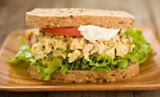 сэндвич с салатом из курицы