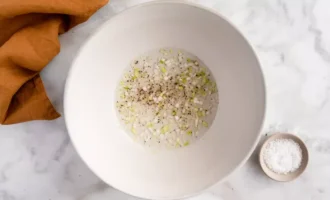 Смешайте уксус и белки зеленого лука: