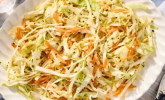 Простой салат из моркови и капусты