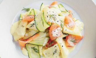 Салат из дыни и огурцов