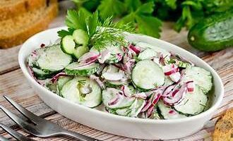 Салат из огурцов, красного лука и укропа